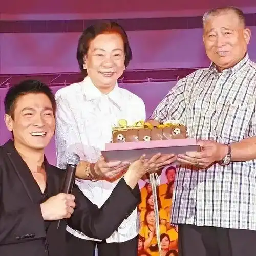 大家好,近日传来了一则令人沉痛的消息,音乐天王刘德华的父亲,刘礼