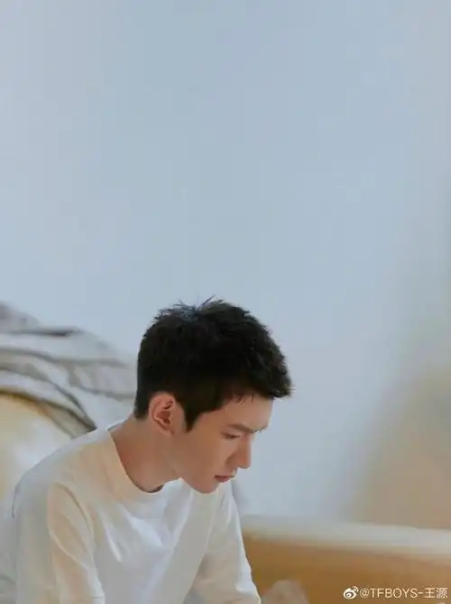 王源晒寸头侧颜帅照少年感十足