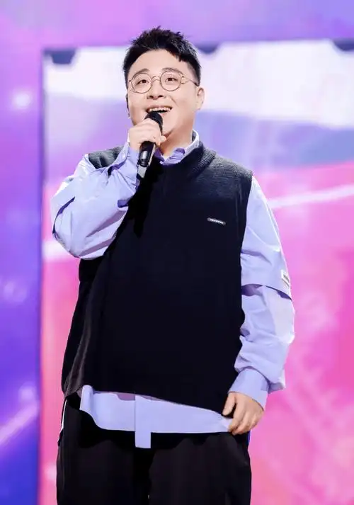 32岁童星郝劭文官宣求婚成功,晒两人接吻照,幸福感慨:我有家了