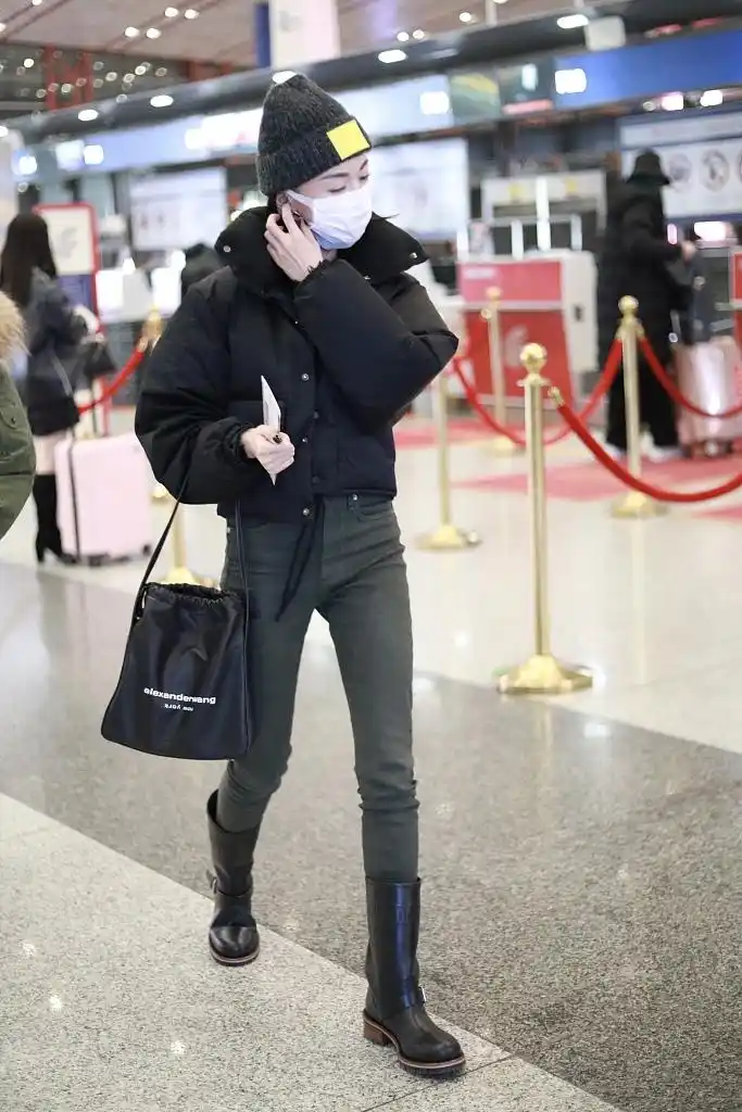 组图:吴谨言穿军绿色紧身裤小细腿瞩目 一路边走边聊亲和力十足_高清