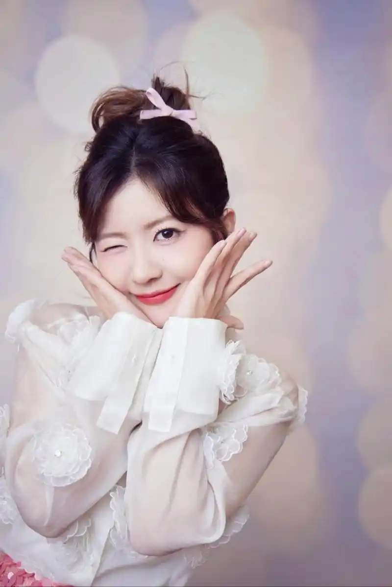 赖美云粉色短裙写真