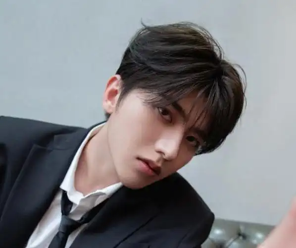 蔡徐坤塌房了!网络上出现大瓜,跟女子谈恋爱采取错误手段!