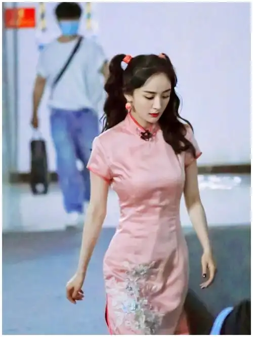 杨幂《密室大逃脱》最新路透,一身粉色旗袍 双马尾,好身材绝了