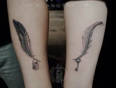 锁与钥匙,不离不弃.锁与钥匙纹身情侣纹身小腿后侧羽毛纹身.