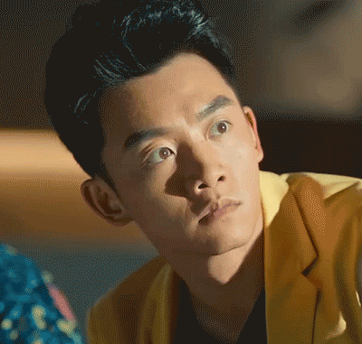 从郑恺手拿咖啡的姿势到一个对视的眼神,都透着一股羞而窃喜的表情,试