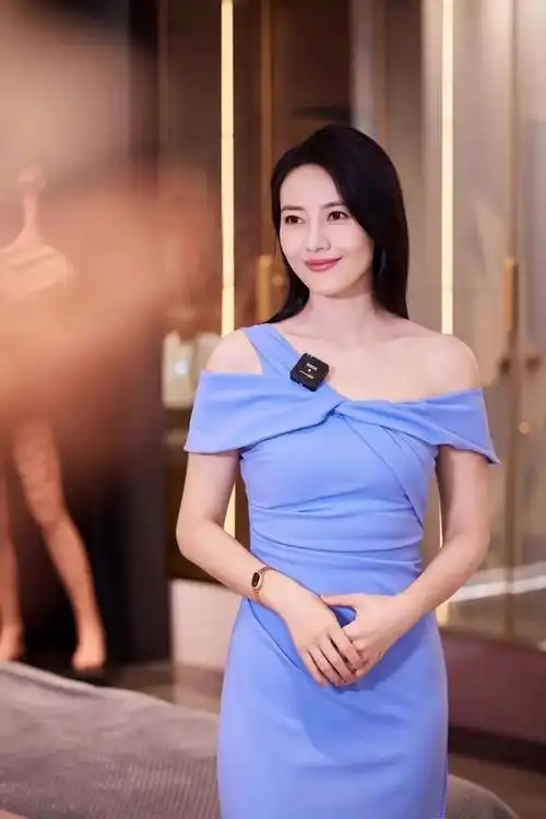 高圆圆 单肩蓝裙,优雅迷人,温柔大气