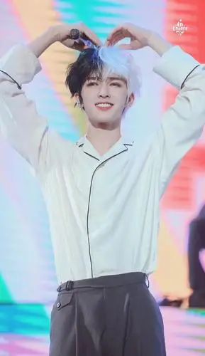 朱正廷justin现身机场出席活动,奶酷顺毛tin超嫩,范丞丞未出现