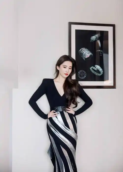 刘亦菲穿深v条纹裙露出事业线!曼妙身材太性感撩人