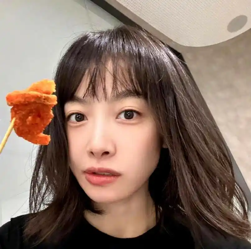 宋茜吃零食自拍时,她的年龄看起来越来越年轻了.