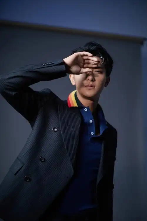 高清山东省青岛男明星黄子韬酷帅工装写真图片图片