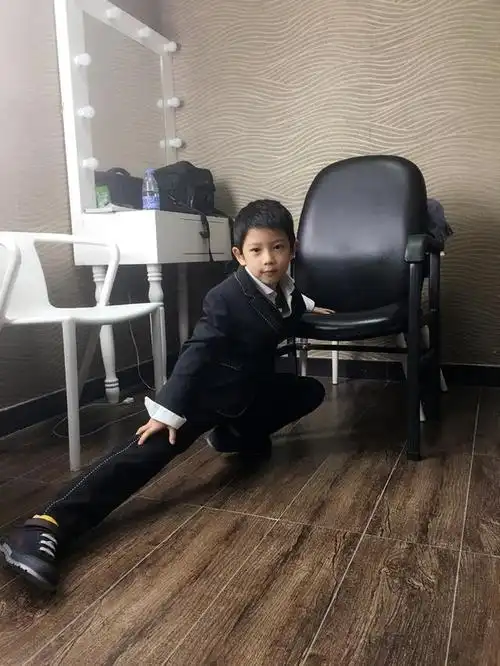 【观察】:胡静晒儿子逆天长腿 基因强大颜值太高