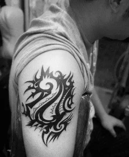 大臂上的海马图腾纹身图案