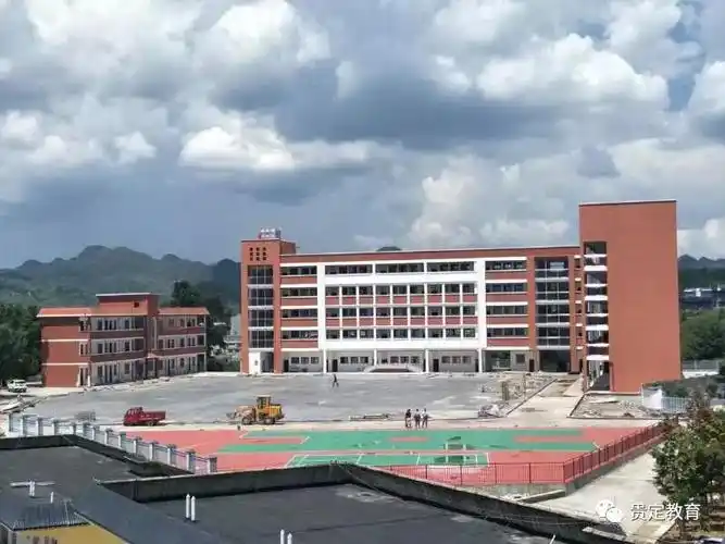 崭新的贵定县第一中学运动场!