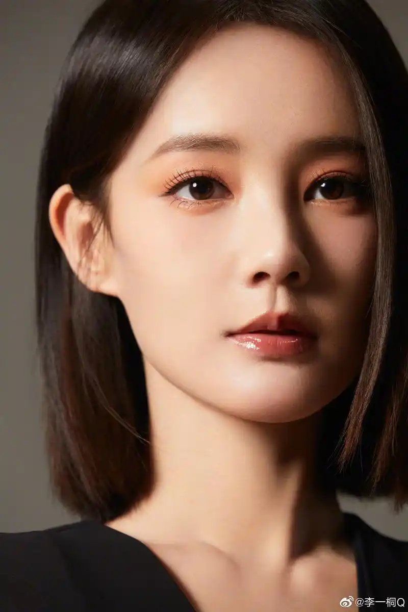 李一桐清纯可爱,五官轮廓清晰