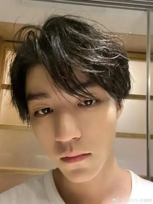 王俊凯晒照和粉丝共庆这个浪漫的节日,身穿白t怼脸自拍,素颜皮肤白皙