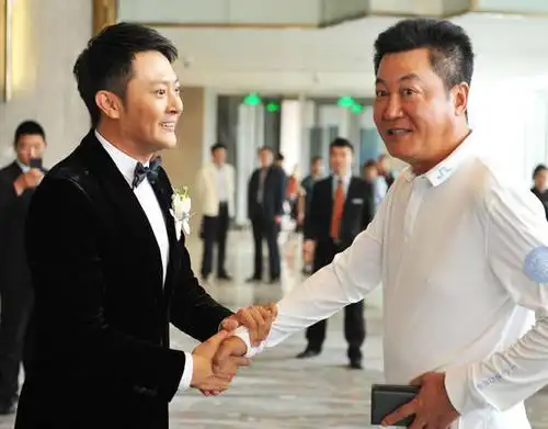 赵宝刚前来道贺.