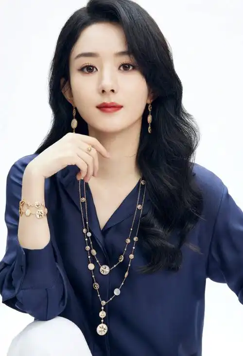 赵丽颖红唇卷发精致妩媚 皮肤白皙稚嫩人比花娇