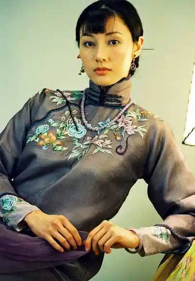 李嘉欣的身上有着一种与身俱来的高贵气质,就算是饰演沦落风尘的伶人