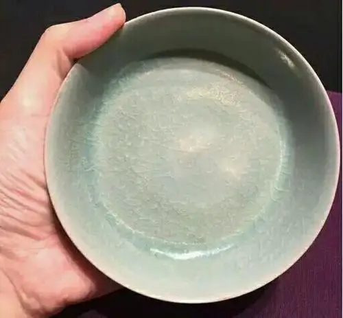 一阅千年:两件北宋汝窑天青色细小冰裂片葵口洗,与2.