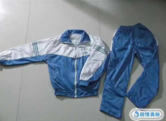 但是学校里的校服却是那么的丑相,比较日本学生的校服,中国学生的校服