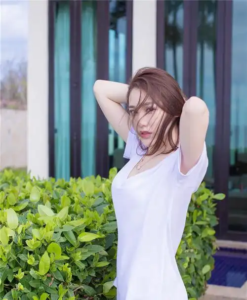 性感美女秘书酥胸爆乳大胆激情诱惑写真