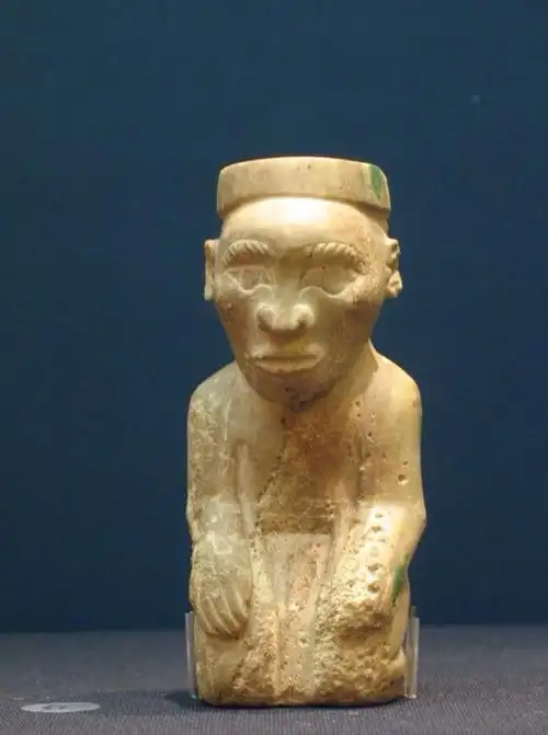 出土的跪坐玉人雕像为代表据悉最早发现的完整玉制人物形象是据今5300