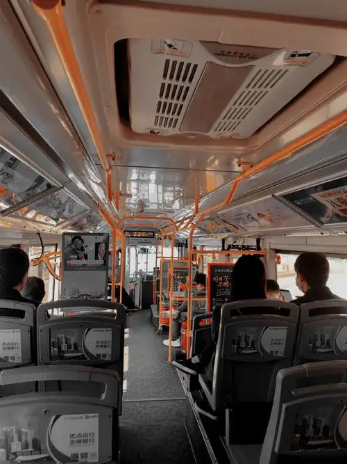 在公交车06上听听音乐看看窗外的风景也别有一番风味