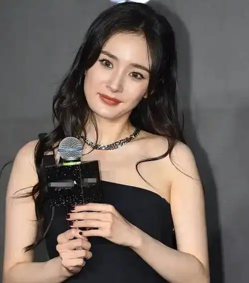 杨幂少女感渐失,男网红分析其脸垮原因:动了下颌骨挂不住肉_网友_问题