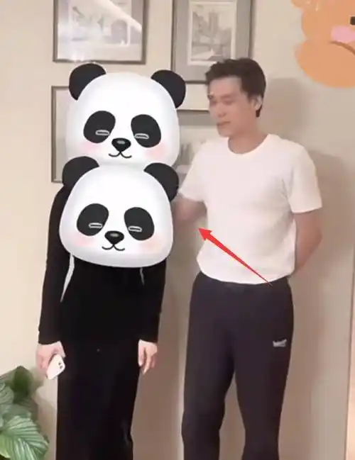 36岁李易峰近况曝光,搂抱美女疑有新恋情,女方颜值高大胆示爱_女网友