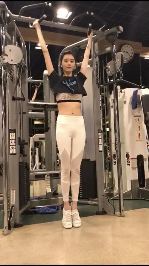 奚梦瑶身高178体重只有49公斤,私下还不忘做运动,对自己十分严格