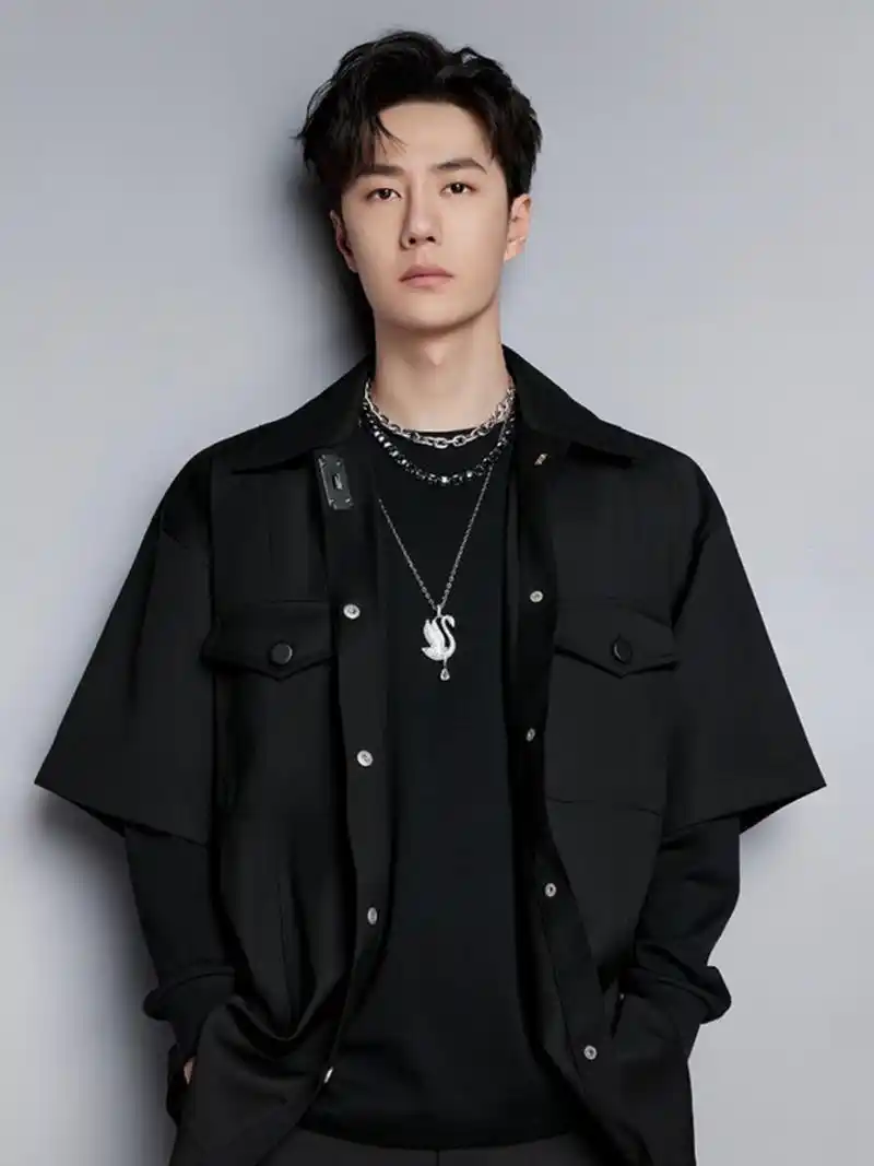 王一博又有新物料啦, 上身heurueh黑色短袖衬衫 领口刀片的设计河有