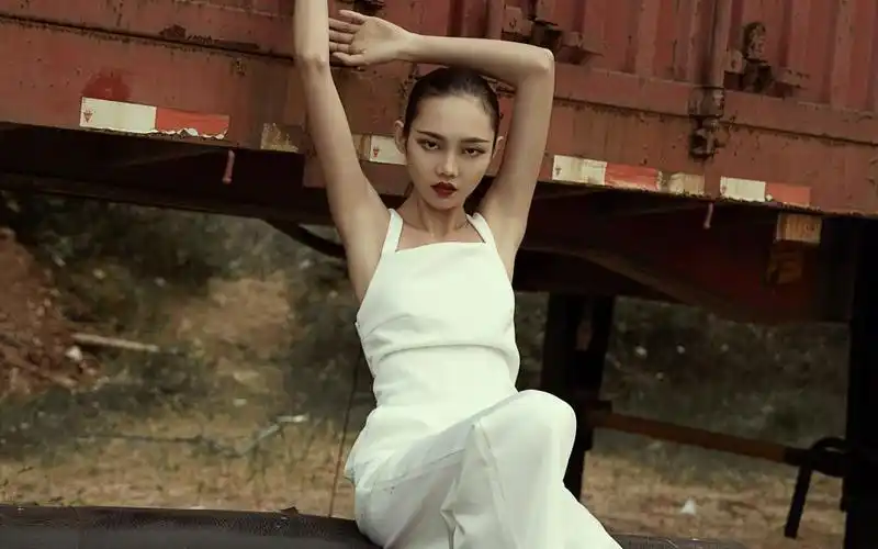 时尚高冷的美女模特迷人写真,高清壁纸图片,大陆美女-回车桌面