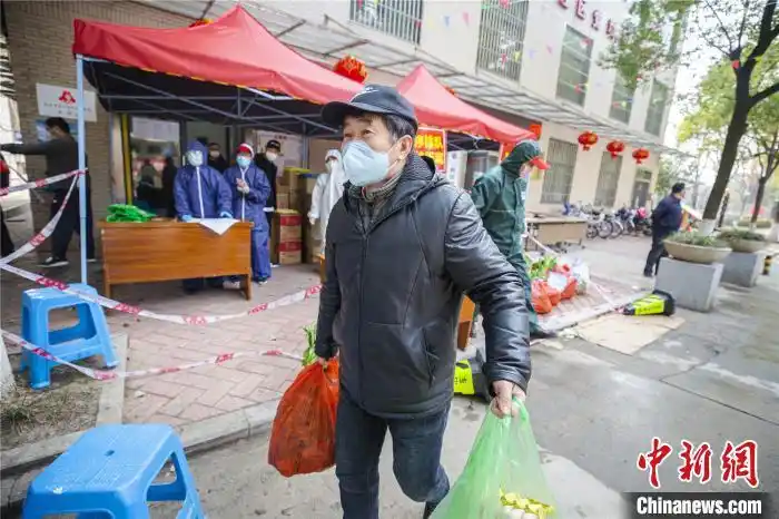 图为,余爹爹取菜回家 戴东辉 摄