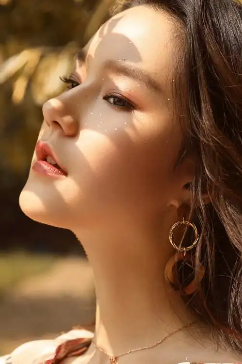 王一出镜《瑞丽伊人风尚》8月刊_潮流速递_时装_模特中国