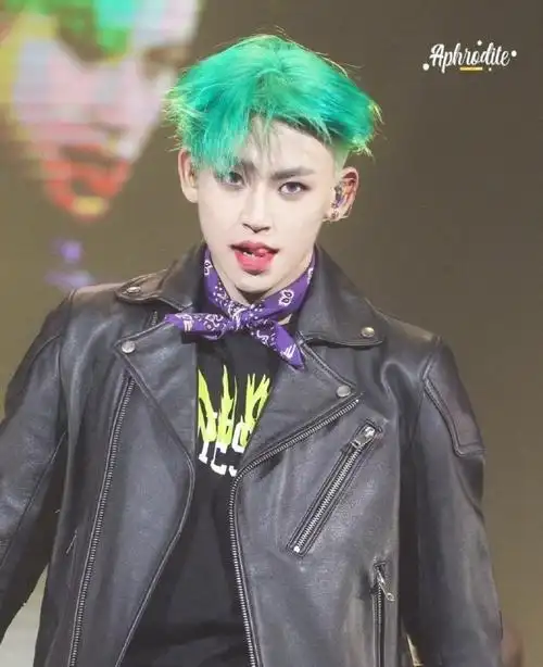 小鬼王琳凯粉黑发色