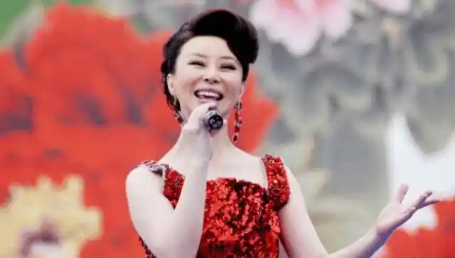 九岁就以一曲《二月里来》闻名蚌埠,她的老师是声乐教育家金铁霖教授