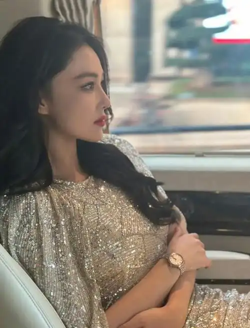 张馨予的个子是很高挑的,看上去像个漂亮的模特,气质超好.