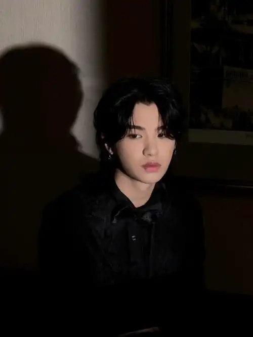 黄明昊长发狼尾