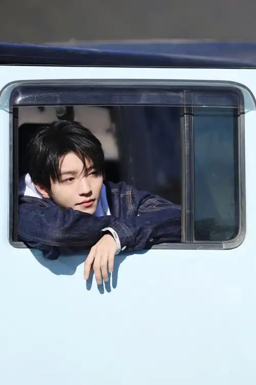 王俊凯恰好是少年大片被暖阳笼罩温柔满溢