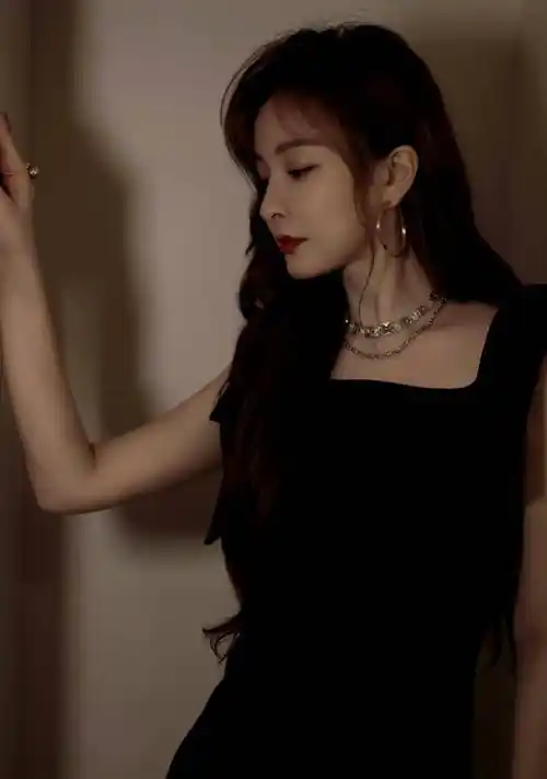 吴昕晒40岁生日照,一袭小黑裙简约高级,留波浪卷发温柔又迷人_配饰