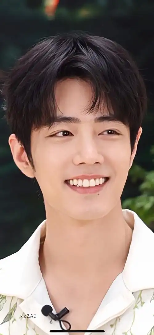 笑起来太好看太治愈啦  #肖战花衬衫直播造型##肖战穿白