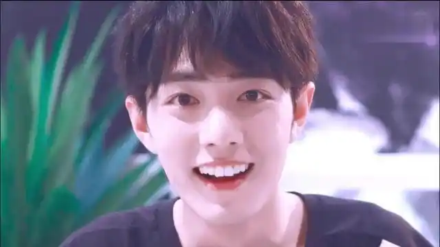 粉丝时隔18个月,发现曾与肖战同游迪士尼,戴狐狸耳朵笑得超开心