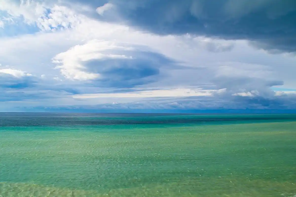 新疆赛里木湖,自古就被誉为"西来之意境,世外之灵壤";夏天的赛里木湖