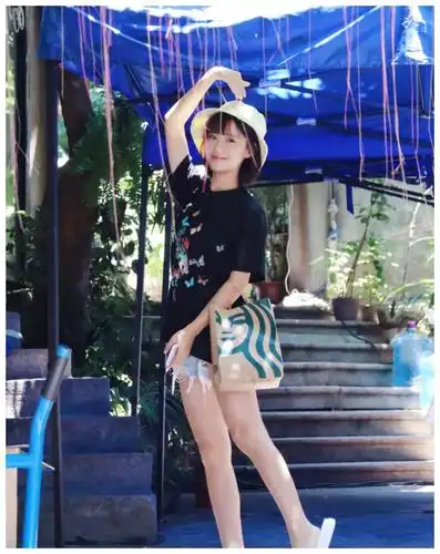 漂亮美女明星陈意涵牛仔短裤黑色t恤户外美图