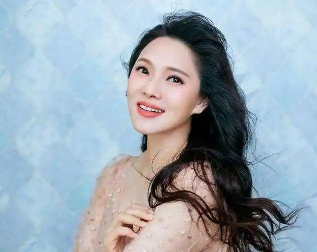 原创52岁伊能静素颜出门被拍照片像老阿姨腹部赘肉太抢眼