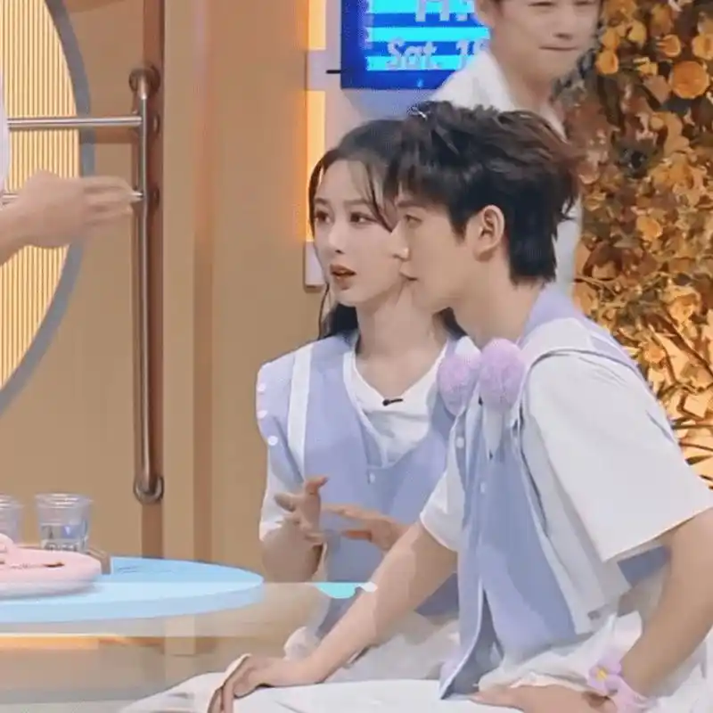 下期的《你好星期六》里,杨紫真的主打一个手忙脚乱,泼水那一幕真的