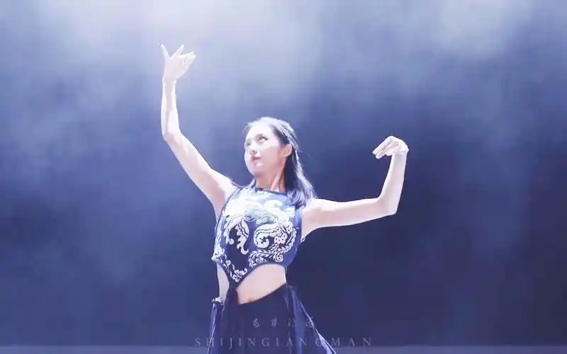 真的还有人没看过万鹏跳舞吗_哔哩哔哩_bilibili