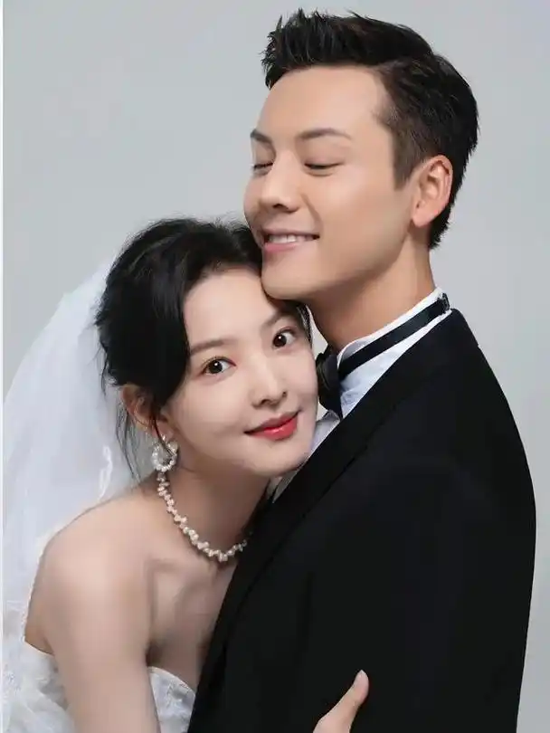 陈伟霆和章若楠婚纱照,有一种真结婚的感觉!#陈伟霆章若楠好甜 - 抖音