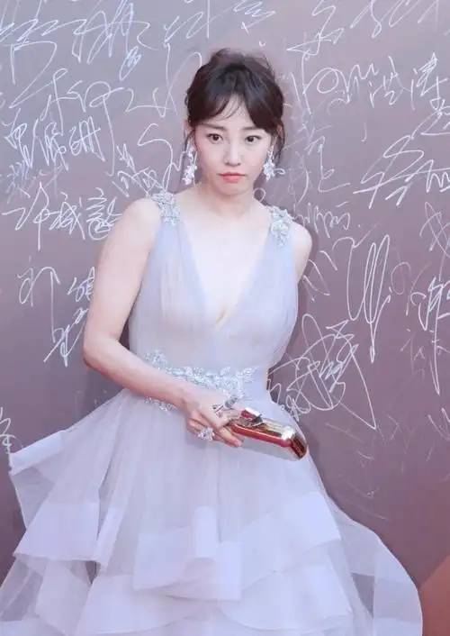 华表奖红毯秀!白百何露事业线疯狂吸晴