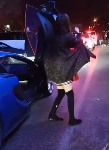 女子只露背影用豪车炫富当她下车时露出正脸网友胡一菲